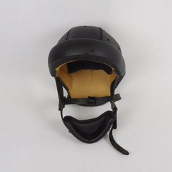 Ochranná helma kožená