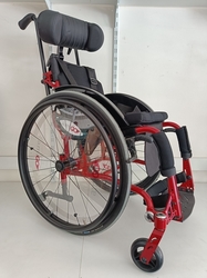 Dětský invalidní vozík AmiGO - višňový